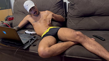 Pauzudo Jogando Video Game E Ficando Ereto Ate Sacar A Rola Preta Pra Fora