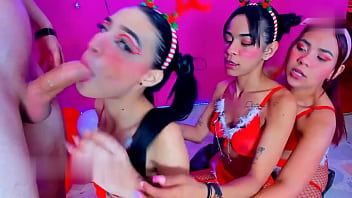 Jazmin And Her Friends Give Blowjobs To That Big Cock