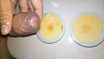 Bánh flan ngập nước tiểu và tinh ranh của trai d_m khơi dậy sự thơm ngon của hai hộp bánh flan