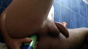 Me Hago Placer Para Mi Mismo Con Un Tubo De Afeitar