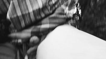 Andando De Pau Mole Na Praça Pública