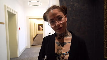 Pov - Me Follo A Una Desconocida Cachonda Que Está En Mi Mismo Hotel Y La Grabo