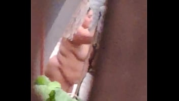 Mi Vecina Suele Andar Desnuda En El Patio De Su Casa