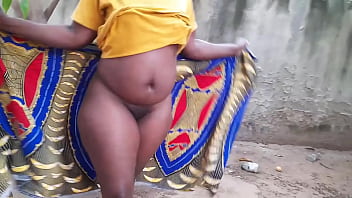 Tomando Un Baño En La Parte Trasera De La Casa Mientras El Vecina Me Mira