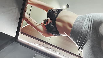 Кончил на лицо молодой маме, пока ее муж не вернулся с работы. Залил ей все лицо спермой, она рада сглотнуть ее