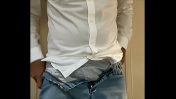 Fazendeiro Na Punheta Enquanto Os Clientes Esperam