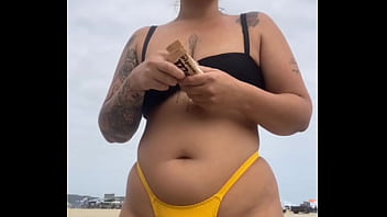 Usando Um Biquini Amarelo Bem Apertado Rachando A Buceta Pra Chamar Aten__o Na Praia