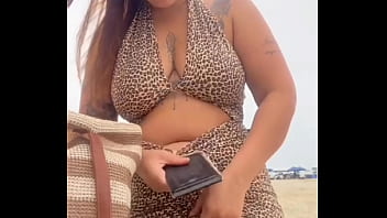 Fui S_ De Vestido Sem Calcinha Pra Praia, Um F_ Se Aproximou E Ficamos Conversando Putaria