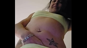 Sexy Emy Angel Joue Avec Son Corps