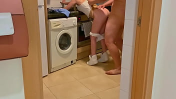 Joder, Me Follan Durisimo En La Cocina , Me Hace Gemir Como Una Puta