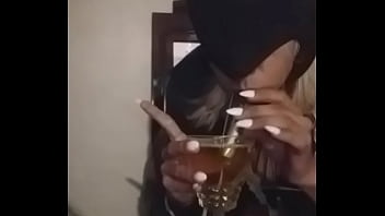Bebiendo Copa De Orina Con Popote Llena A Tope