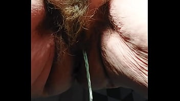 Oma Plast En Gebruikt Komkommer In Harige Kut