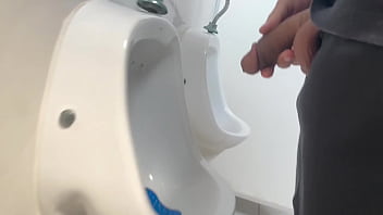 Mijando Em Todos Os Mictórios Publico