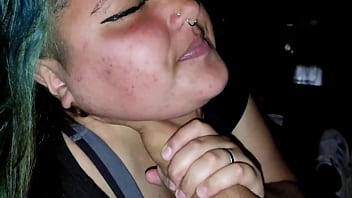 Descubro A Mi Hermanastra Hablando Con Un Chico De Tinder Y Me Presta Su Garganta A Cambio De Que No Le Cuente Nada A Sus Padres