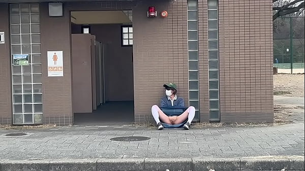女装子まゆちゃんが公園駐車場のトイレ前でロングスカートでパンチラ露出を楽しんでいたのにがまんしきれずパンツを脱いで下半身丸出し露出プレイを楽しむ