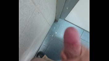 Aburrido Y Estresado Por El Trabajo Me Escapo A Jalármela Al Baño.