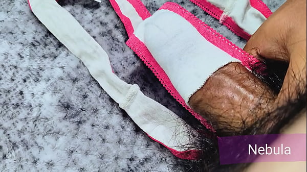 Me Masturbé Y Corrí Sobre La Tanga De Flores Rosas De Mi Novia