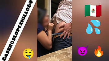 Que Rico Cuando Tienes Una Amiga Muy Cachonda, Que Hasta Ella Solita Se Empuja Para Que Le Entre Mas En La Boca Y Sus Gemidos Riquisimos