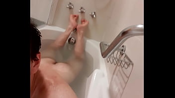 Ragazzo Nella Vasca Da Bagno