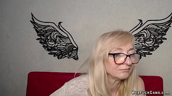 Amateur Milf Flashes Boobs On Solo Live Webcam Show