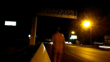 Desnudo En La Autopista Por La Noche