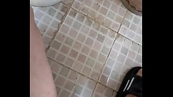 Esperando A Que Entre Y Se La Mame