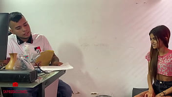 Jefe Se Folla A Joven Universitaria Que Pide Una Oportunidad De Trabajo - Porno En Español - En Ruso