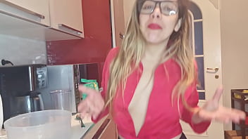 Video Que You Tube Excluiu , Safada Na Cozinha Paga Peitinho