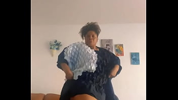 Afro Getty Exposes Her Majestic Brown Thighs