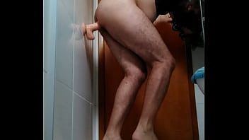 De Pé No Banheiro Treinando Com Meu Brinquedo, Apenas Uma Cross Se Sentindo Menina