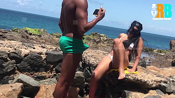 Corno Me Ligou Enquanto Eu Fodia Sua Esposinha Na Praia E Ele Assistiu Por Vídeo Chamada . Hotwife Fudendo Com Negão Dotado Realizador Baiano Em Público E O Cuckold Assistindo De Longe . Amador