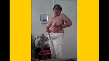 Déshabillage Et Habillage De La Mature Aux Belles Mamelles