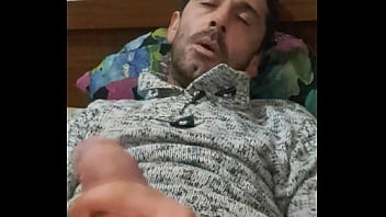 Papa Llega A Casa Después De Un Largo Día Y Se Hace Una Buena Paja