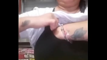 Perra Enseñando Tetas