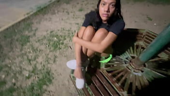 Encuentro A Mi India Hermanastra Sola Y Triste En El Parque Y La Llevo A Casa A Consolarla Con Mi Enorme Pene Hasta Terminar Follandola Muy Rico Y Duro, Y Llenarle Su Culo De Leche.