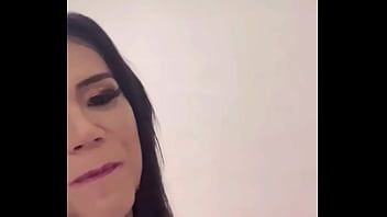 Tomando Duas Leitadas De Estranhos Antes Da Balada