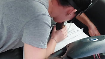 Gostosa Bebeu Leite No Estacionamento