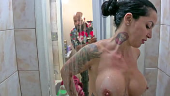 Flagrei Minha Madrasta No Banho, Fui Relaxar Batendo Uma Pensando Nela