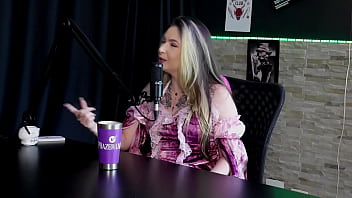 A Primeira Vez Que Deu O Cu Foi De Frente E Gosta De Sua Gozada, é Viciada Em Menage, E Bateu Siririca No Uber - Raphaela Savanah (sheer/red) Halloween