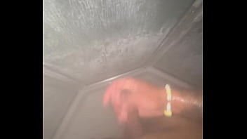 Bellaco Solito En El Baño