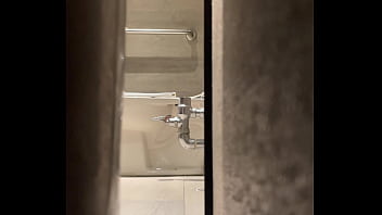 Grabando A Chicas Meando En El Baño