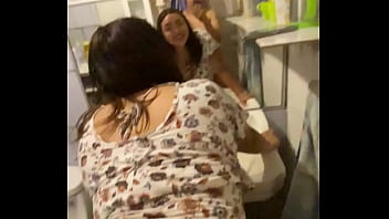 Escondidos En El Baño De Mi Amigo