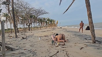 Duas Gorotas Lesbicas Bricando Na Praia Foram Apanhadas Por Um Turista E Tiveram Seus Cuzinhos Fudidos