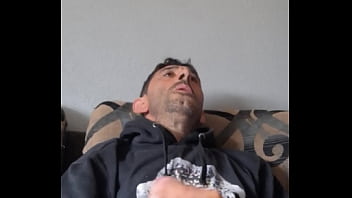 Me Hago Una Paja En El Sofá Mientras Fumo Yn Cigarrillo Y Me Corro