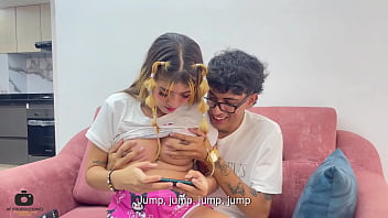 Enseño A Mi Pequeña Hermanastra A Jugar En El Celular Mientras Le Hago Sentir Mi Enorme Polla. - anal, cum, sex, teen, sexy, ass, real, amateur, homemade, big-ass, amateurs, big-tits, casero, steps - Video 160970