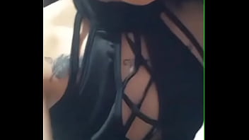 Colombiana Realizando Videollamada