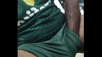 Voltando Pra Casa Depois Do Futebol Com Os Colegas Do Trampo, Bateu Um Tesão No Ponto De _nibus Lembrando Daqueles Machos De Bermuda Sem Camisa