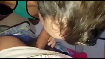 Se La Chupo Al Repartidor Hasta Que Se Corre