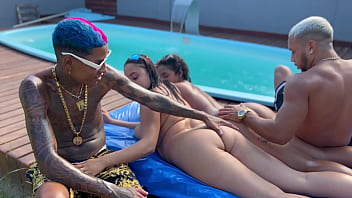 Festa Na Mansão Piscina Com A Esposa Do Meu Amigo E Sua Enteada Novinha