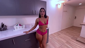 Solterona Encuentra Excusas Para Follar A Un Fontanero Con Una Polla Enorme - Tommy Verga